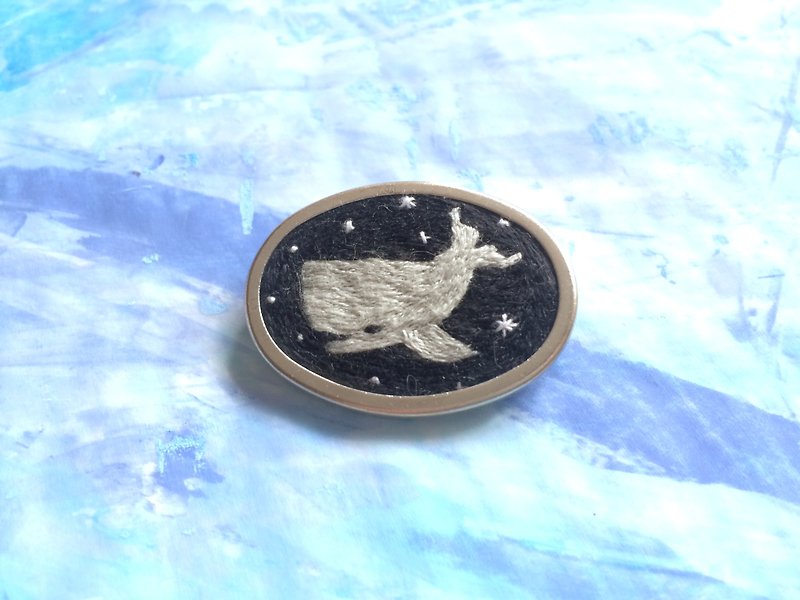 Sperm whale brooch pin embroidery - Brooches - Thread Black