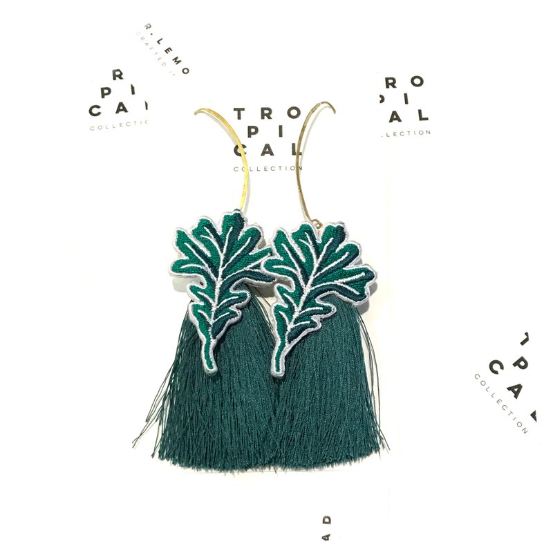 Green leaf with green tassle Earrings - 耳環/耳夾/耳骨夾 - 聚酯纖維 綠色