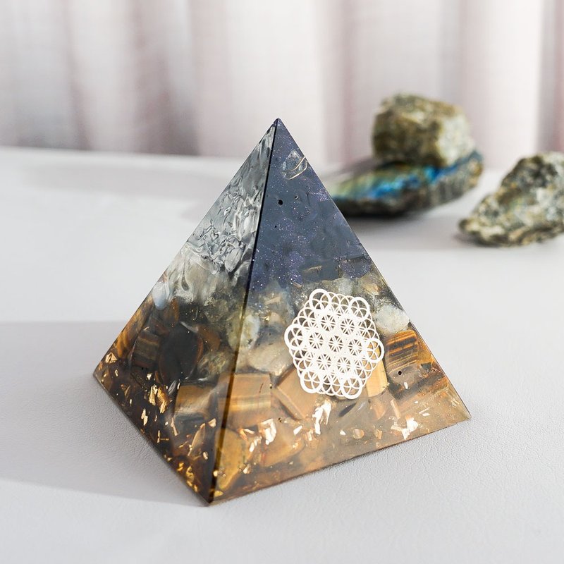 [Blue Stone, Citrine, Stone's Eye Stone] Orgonite Crystal Energy Pyramid Orgonite 8x8cm - ของวางตกแต่ง - วัสดุอื่นๆ 