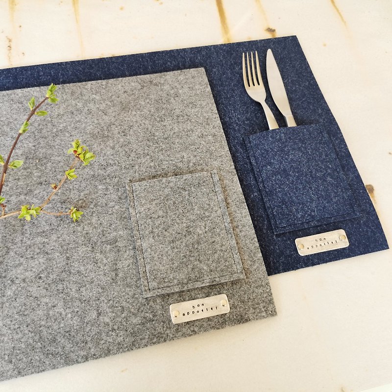 Rectangular gray felt placemats, set of 2. Cutlery pocket, wish Bon appetit - 餐桌布/餐墊 - 聚酯纖維 灰色
