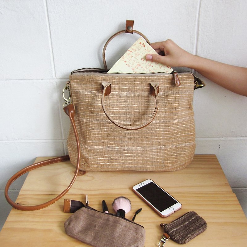 Crossbody Curve Bags Hand woven and Botanical dyed Cotton Natural-Tan Color 斜背包 - Messenger Bags & Sling Bags - Cotton & Hemp Brown