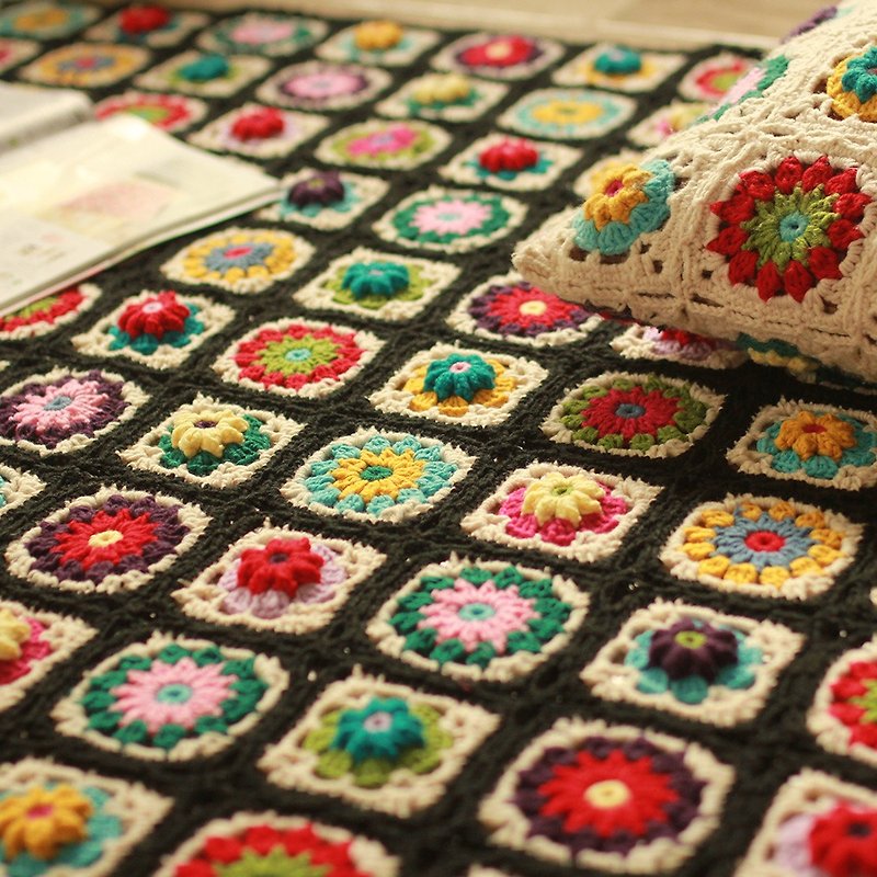 Chaoshan Gouhua Qiao girl handmade blanket woolen crocheted flower color matching black bottom three-dimensional tapestry - Blankets & Throws - Cotton & Hemp 
