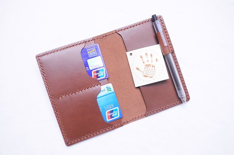 [Insert place cards double pen passport holder - dark Brown| RUSSEL] good material sewn leather bag free lettering handmade bag PASSPORT HOLDER wallet card holder passport holder travel simple and practical Italian leather vegetable tanned leather leather DIY companion slim black leather brown dark blue green primary color More than fifty skin colors such as orange, red and gray - Leather Goods - Genuine Leather Brown