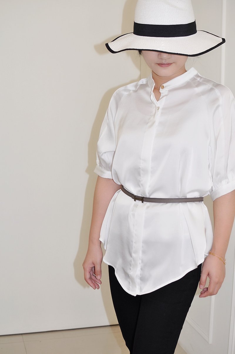 Flat 135 X Taiwanese designer five-point sleeve shirt white glossy fabric shirt top - เสื้อผู้หญิง - เส้นใยสังเคราะห์ ขาว