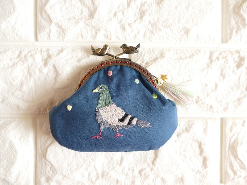 Embroidered green pigeon blue - กระเป๋าเครื่องสำอาง - ผ้าฝ้าย/ผ้าลินิน สีน้ำเงิน