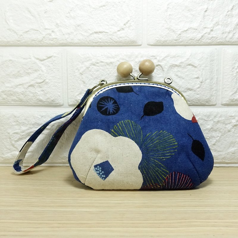 椿花口金包*cosmetic bag*coin purse*がま口 - กระเป๋าเครื่องสำอาง - ผ้าฝ้าย/ผ้าลินิน สีน้ำเงิน