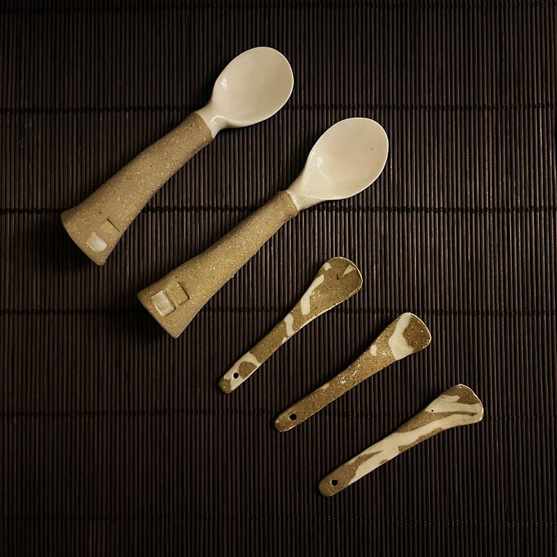Hand-kneaded ceramic tableware series-patterned spoon - ช้อนส้อม - ดินเผา สีกากี