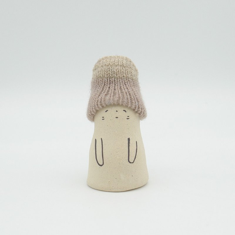 手作り陶人形　ニット帽をかぶったねこさん　Sサイズ - 擺飾/家飾品 - 陶 卡其色