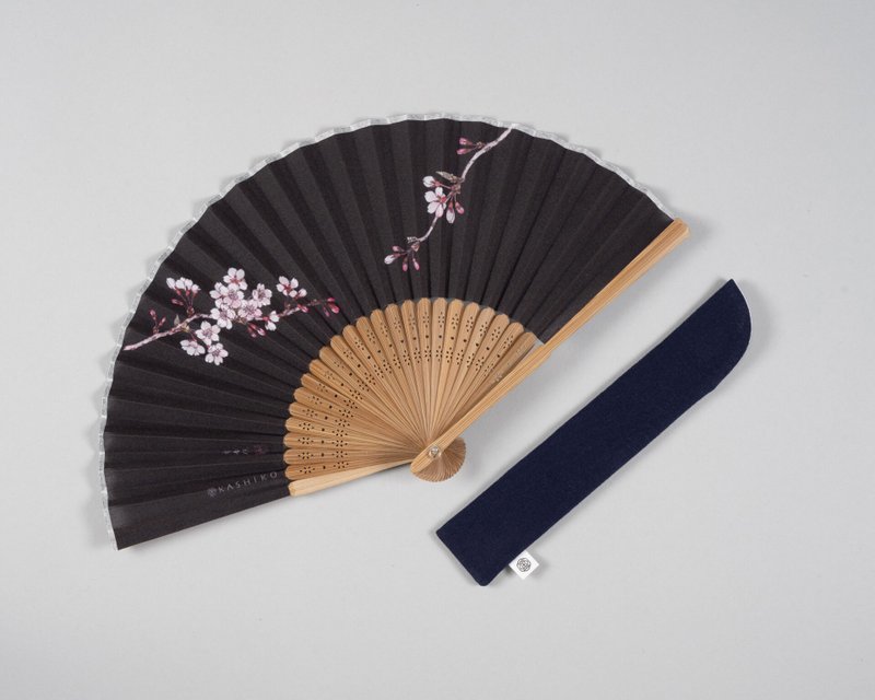 KASHIKO金澤九谷燒日本扇 – 櫻花 / 柴田有希佳繪 附扇盒+外出袋 - 扇子 - 棉．麻 黑色