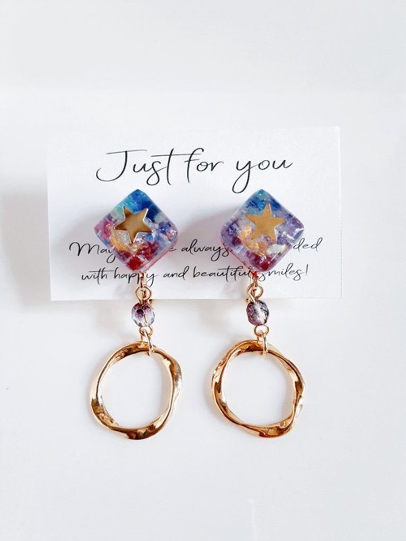 飾りフープとキューブ型レジンパーツのゆらゆらイヤリング(幻想ピンクブルー) - ピアス・イヤリング - プラスチック 