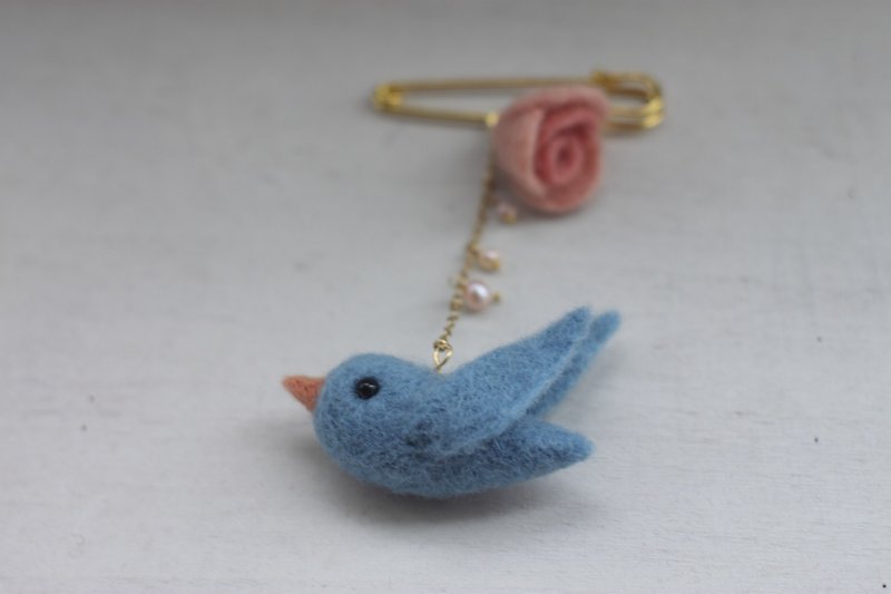 Natural plant dyed natural freshwater pearl blue bird rose brooch customized models need to be customized - เข็มกลัด - ขนแกะ สีน้ำเงิน