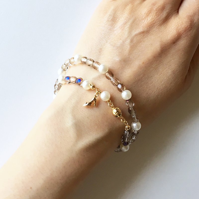 Light Czech Beads and Cotton Pearl Double Bracelet 5 - สร้อยข้อมือ - แก้ว สีเทา