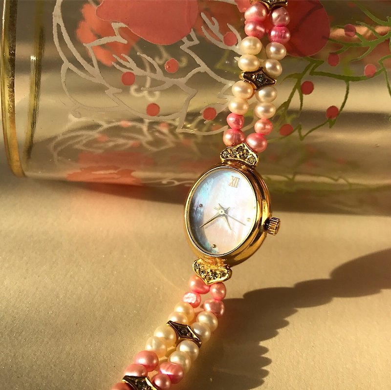 [Lost and find] Fritillaria glare pearl powder white bracelet watch - Women's Watches - Gemstone White