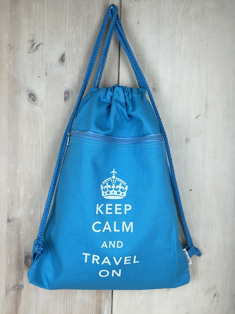 Keep Calm & Travel On Drawstring Backpack (Sky Blue) - กระเป๋าหูรูด - ผ้าฝ้าย/ผ้าลินิน สีน้ำเงิน
