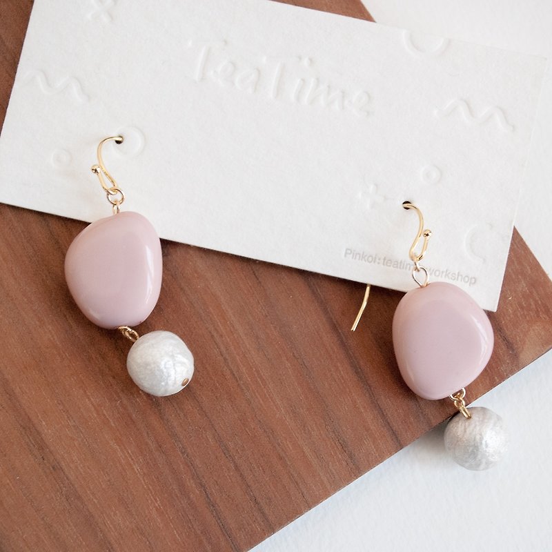 TeaTime gray pebble-shaped earrings - Earrings & Clip-ons - Acrylic Pink
