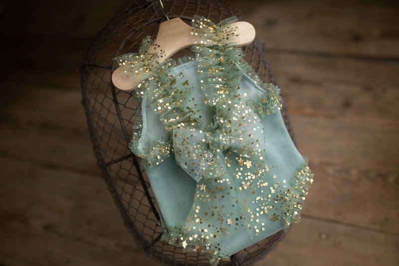 Green bodysuit for newborn girls: the perfect outfit for a little girl - 嬰兒手鍊/飾品 - 其他金屬 綠色