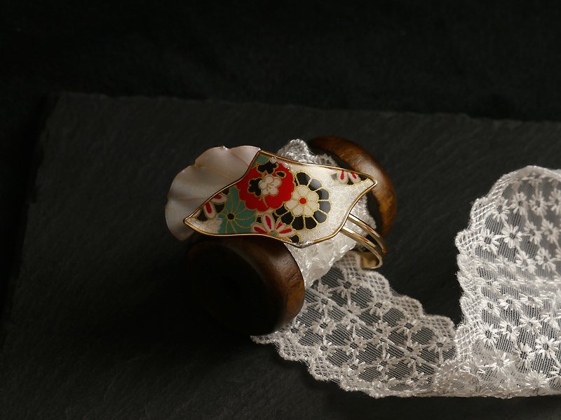 Fire tree silver flower_bracelet - สร้อยข้อมือ - เรซิน สีเงิน