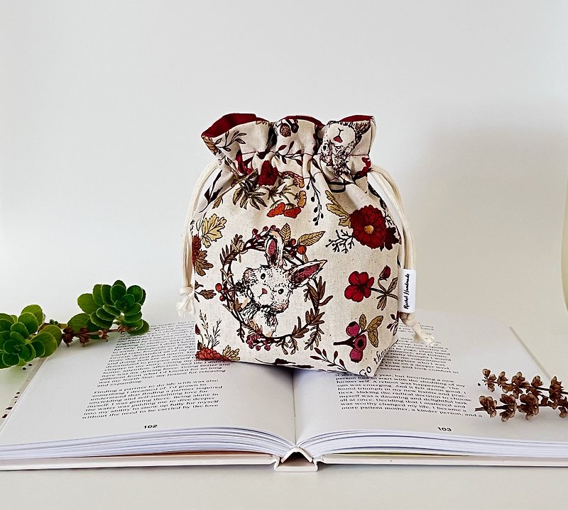 [Bunny with Flowers and Leaves] Drawstring Bag/Towel Bag/Small Item Storage Bag/Gift Bag - กระเป๋าหูรูด - ผ้าฝ้าย/ผ้าลินิน 