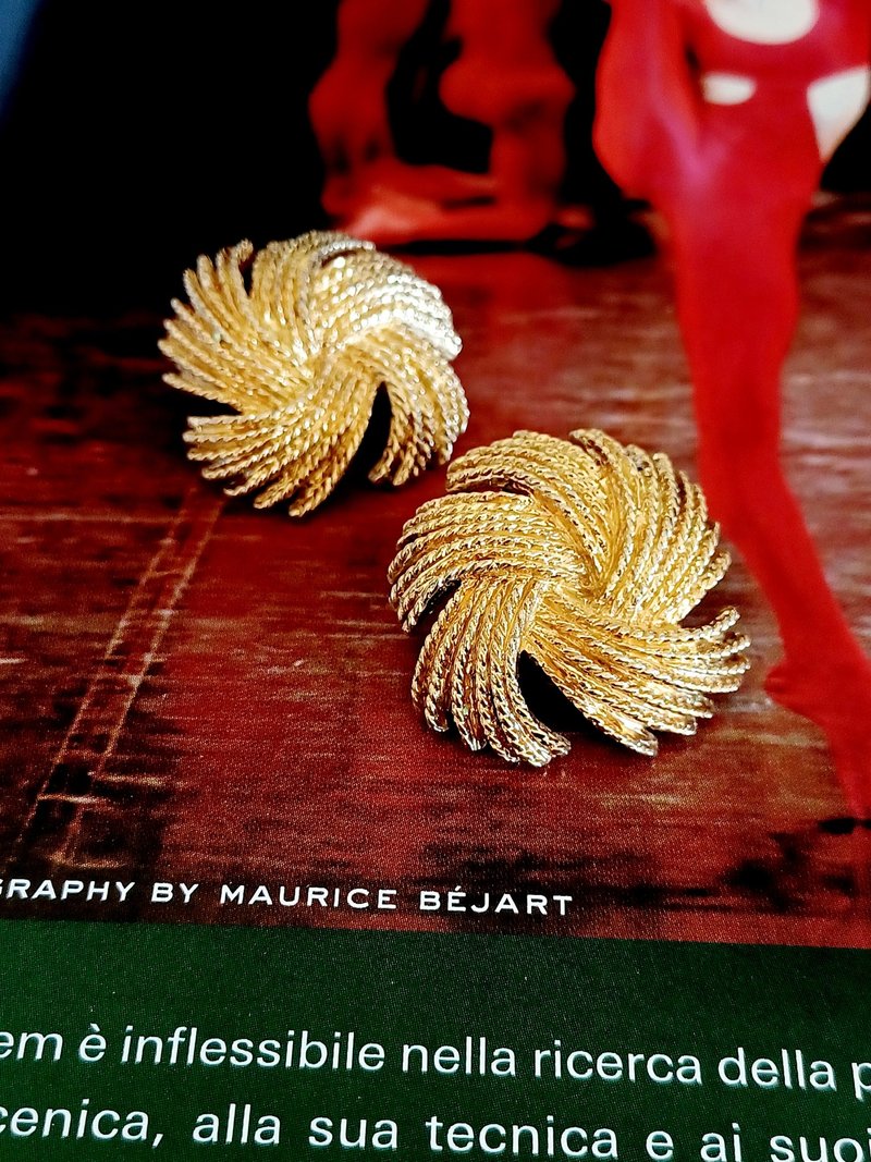 vintage jewelry Monet gold anemone clip-on earrings - ต่างหู - โลหะ 