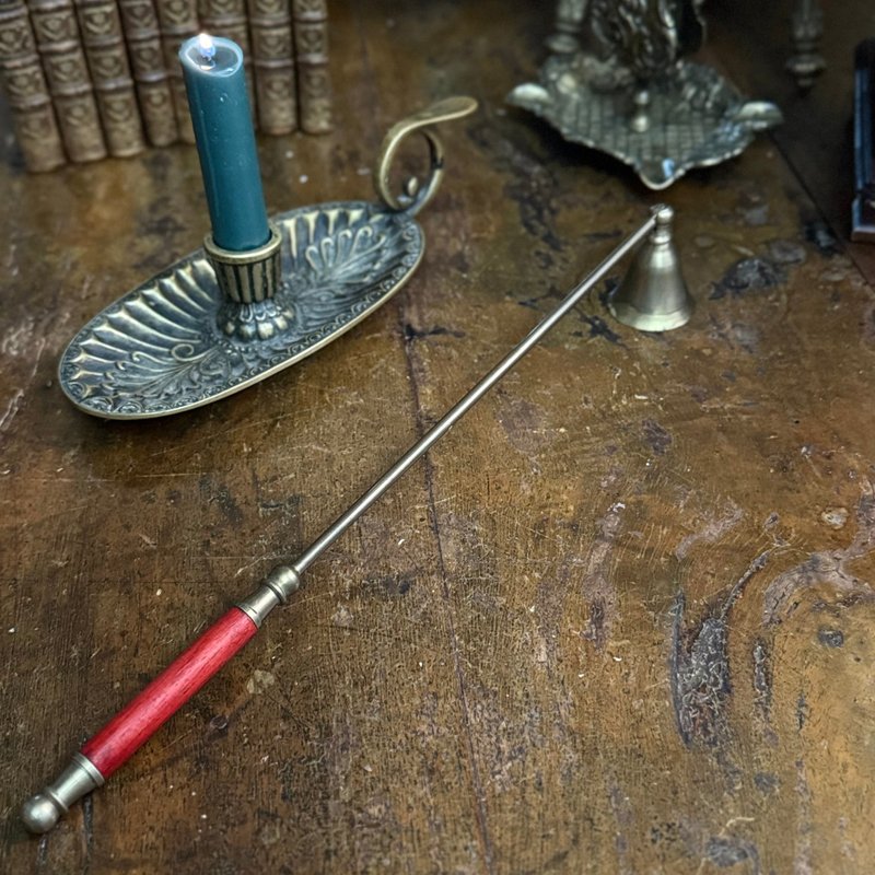 50803- 迷人法國古董黃銅紅木柄滅燭器 - 擺飾/家飾品 - 銅/黃銅 