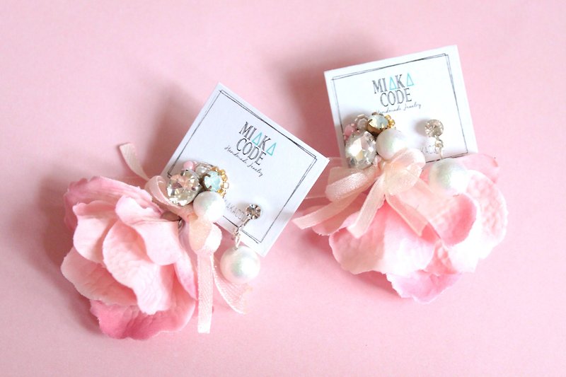 結婚式の結婚式の花嫁介添人姉妹のギフト手作りのビーズのピンクの花の真珠のイヤリング/イヤリング - ピアス・イヤリング - 寄せ植え・花 ピンク