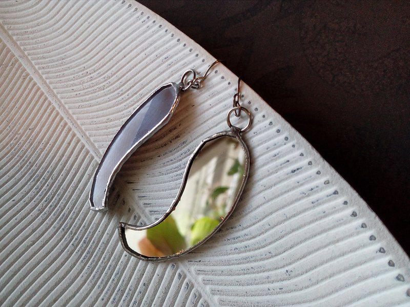 Glass wavy mirror earrings. tiffany pepper shape jewelry. curved cool earrings. - 耳環/耳夾/耳骨夾 - 玻璃 透明