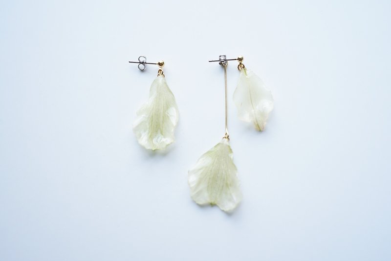 Alstroemeria earrings extreme - Earrings & Clip-ons - Resin White