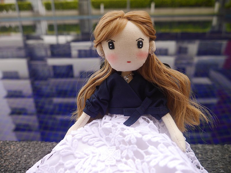 Handmade Doll- Elegant Gril in White Lace Skirt - ตุ๊กตา - ผ้าฝ้าย/ผ้าลินิน สีน้ำเงิน