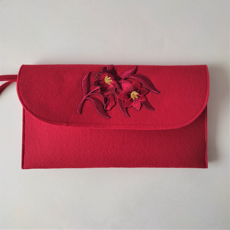 毛氈離合器 Handmade Felt Clutch Bag Red Small Bag Creative Floral Clutch Bag - 手拿包 - 其他人造纖維 紅色