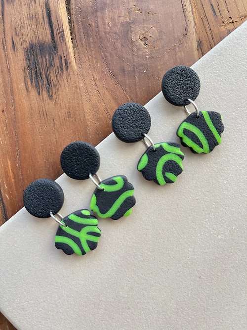 Freaky Kitty Design 3kykitty|| 型格磨沙面綠色線條黑色耳環