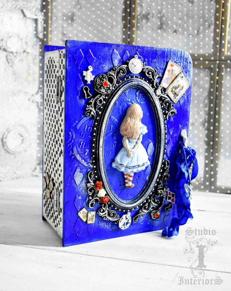 A blue box with Alice in Wonderland - กล่องเก็บของ - ไม้ สีน้ำเงิน