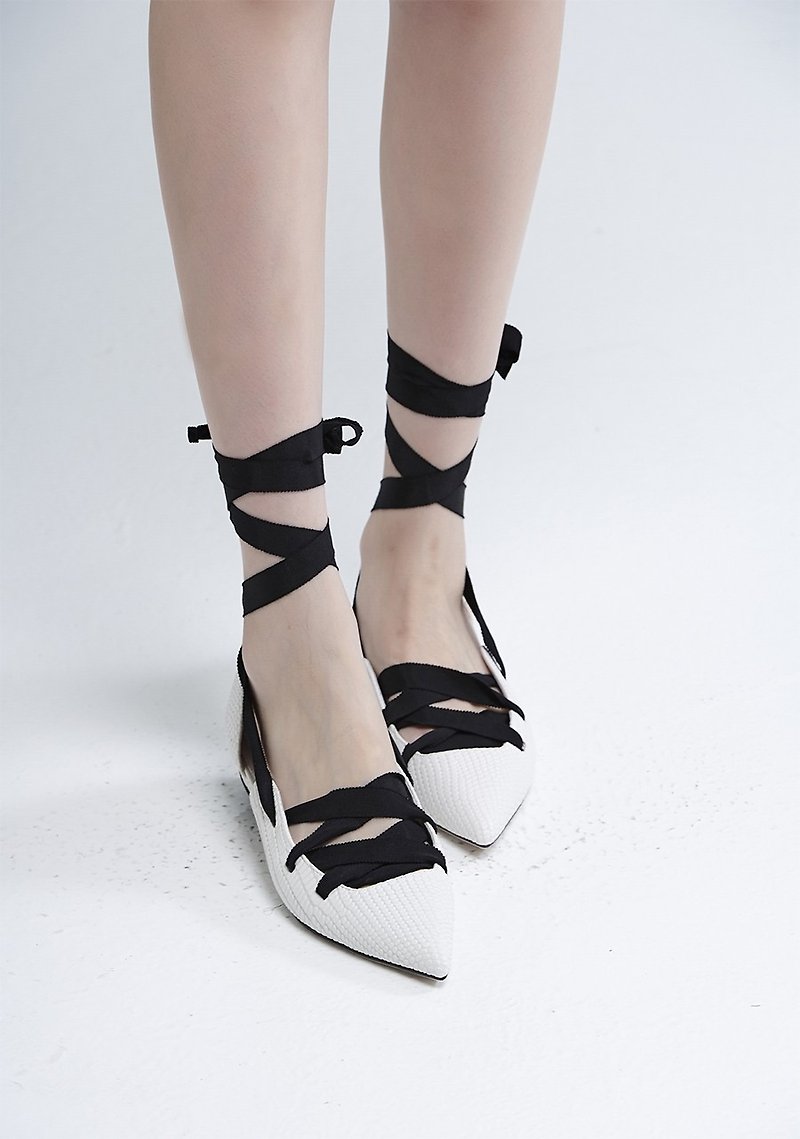 Pointed round foot flat heel white - รองเท้าหนังผู้หญิง - หนังแท้ ขาว