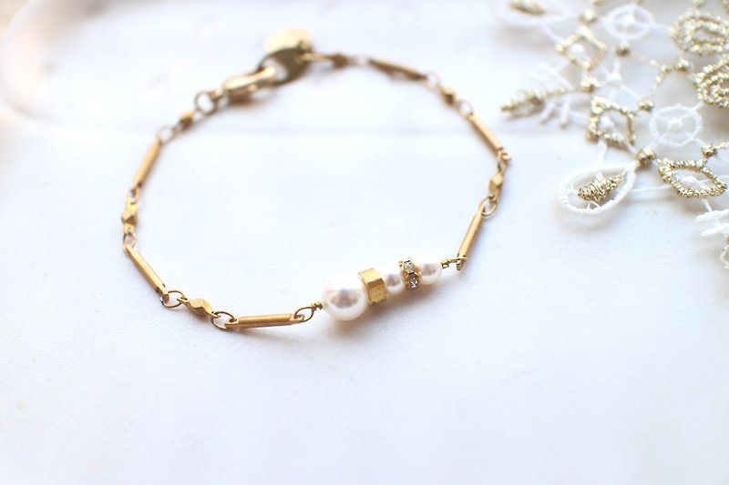 Snow season-Pearl brass bracelet - สร้อยข้อมือ - โลหะ หลากหลายสี