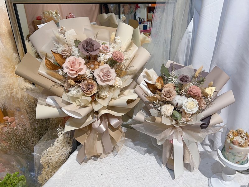 FengFlower [Milk Tea Color Permanent Rose Bouquet] Dried Flowers/Permanent Flowers/Gifts - ช่อดอกไม้แห้ง - พืช/ดอกไม้ สีกากี