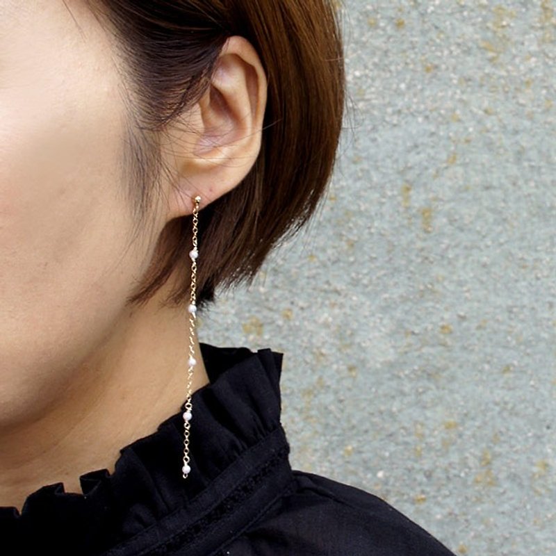 One ear earring / 14 kgf freshwater pearl × vintage pearl long chain earring - Long Necklaces - Gemstone White