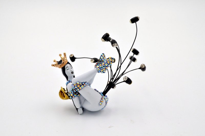 TIMBEE LO Secondary Creation Jewelry Wind Song Ji Queen Crystal Dress Heart Pin - เข็มกลัด - พลาสติก สีเทา