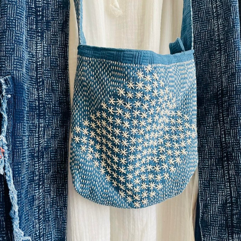 Sashiko embroidered shoulder bag (small) - กระเป๋าแมสเซนเจอร์ - ผ้าฝ้าย/ผ้าลินิน 