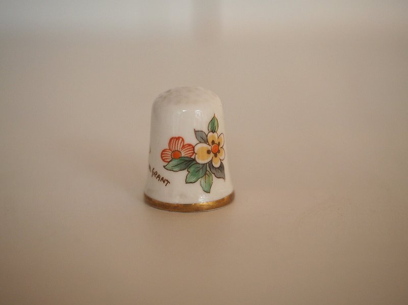 British antique porcelain thimble flower - ของวางตกแต่ง - เครื่องลายคราม 