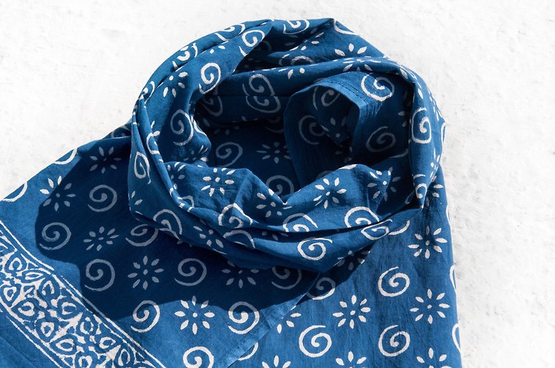 青い染料のスカーフ / ろうけつ染めのスカーフ / スカーフ 植物染料 / インディゴ コットンリネンフリンジ スカーフ -ブルー花 - スカーフ - コットン・麻 ブルー