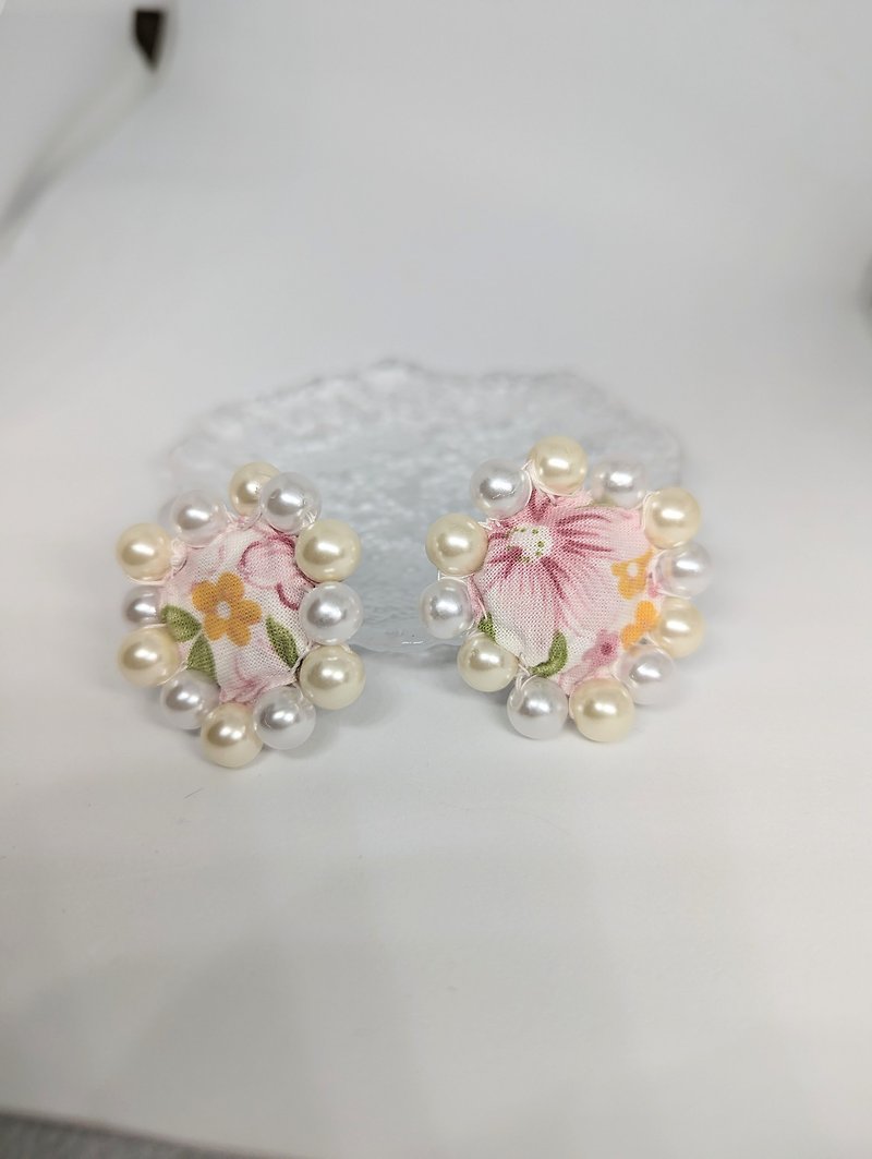 floral bead embroidery earrings - Earrings & Clip-ons - Cotton & Hemp Pink