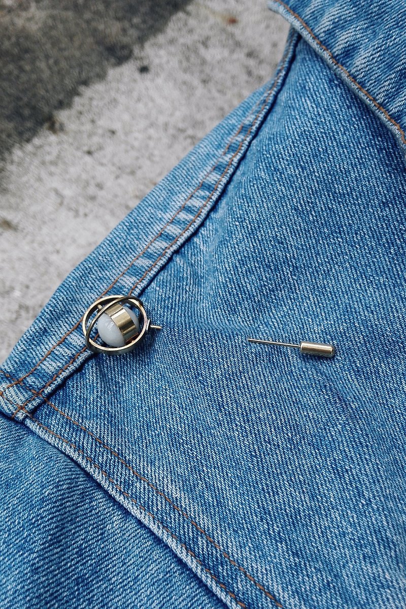 [Mush] Mini Gyro brooch with stand 陀螺儀扣針/天文擺設 兩用 gyroscope - 胸針 - 其他金屬 多色