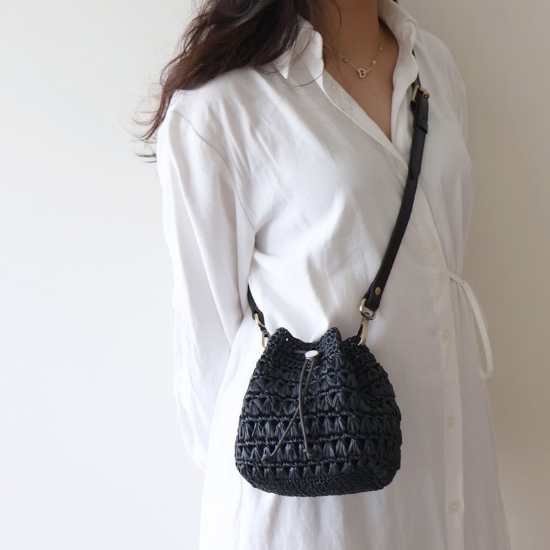 Small bud straw bucket bag - black cross-body bag, handmade by Bahnhof - กระเป๋าหูรูด - ผ้าฝ้าย/ผ้าลินิน สีดำ