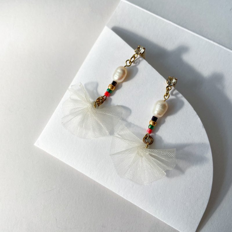 Handmade pleated yarn natural pearl earrings - ต่างหู - ไข่มุก ขาว