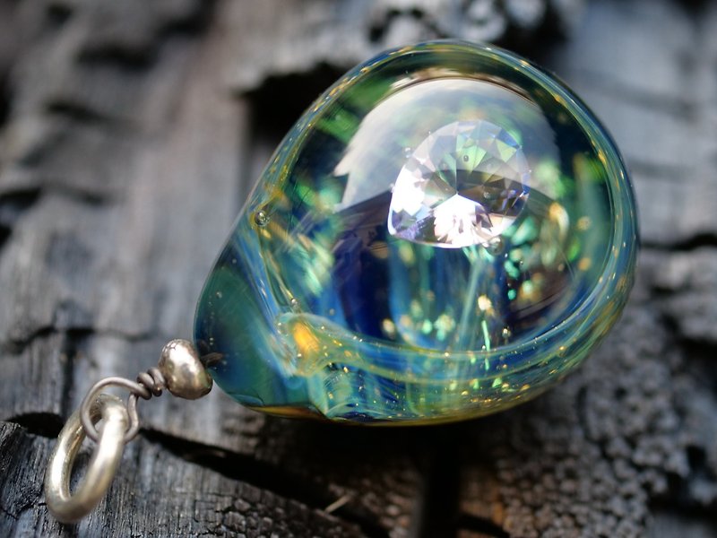 แก้ว สร้อยคอ สีเขียว - Forest power - glass pendant with a crystal inside