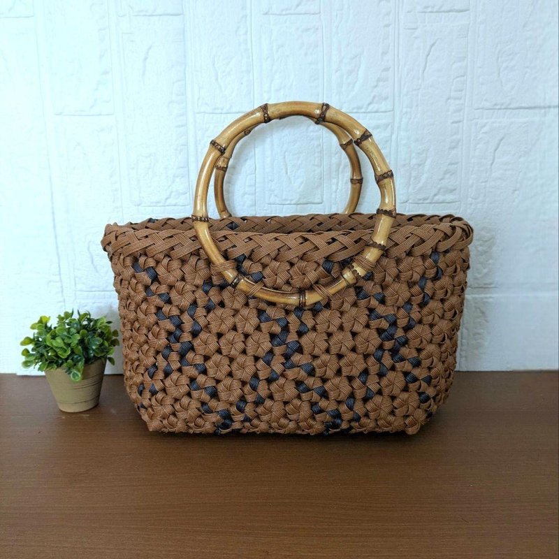 マロングラッセの花結びバンブーハンドル大容量かごバッグ　クラフトバンド製　お出かけ　ランチ　食事会　旅行　習い事　ナチュラル　エコ　和モダン　伝統技法 - 手提包/手提袋 - 紙 咖啡色