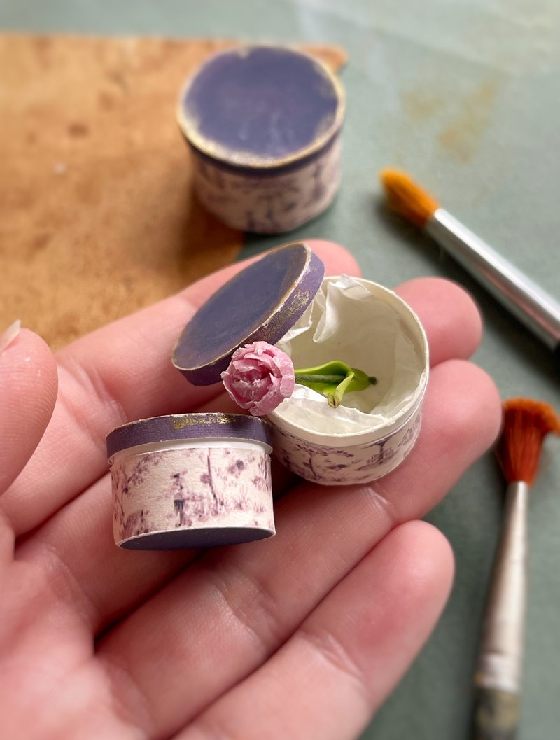 Miniature decor, hat boxes with fashion magazines and a flower - 公仔/玩偶 - 其他材質 多色
