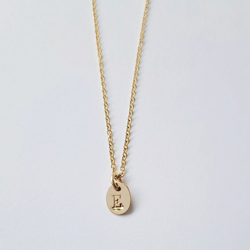 initial oval plate necklace - สร้อยคอ - โลหะ สีทอง