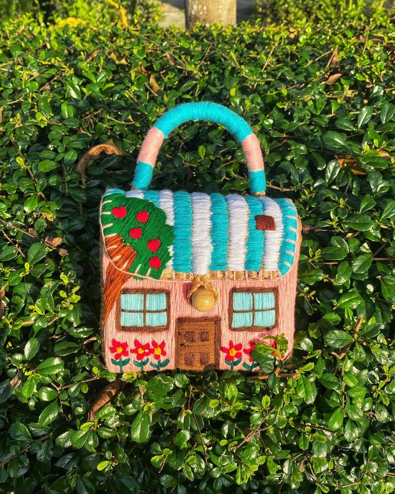 Mini house hand-embroidered water hyacinth bag - Handbags & Totes - Pigment 