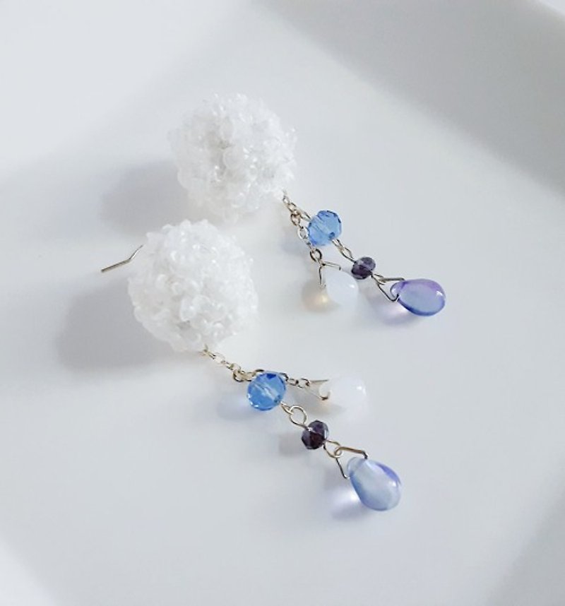 Droplet bead and poodle fur dangling earrings Blue and white faux fur Cool color Gift Can be changed to hypoallergenic earrings or Clip-On - Earrings & Clip-ons - Other Materials White