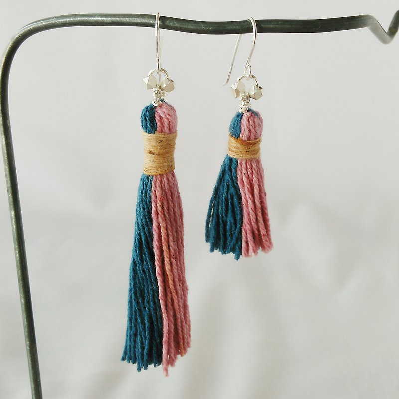 Karen silver & tassel earrings / indigo pink / grass dyed thread - ต่างหู - เงิน สึชมพู